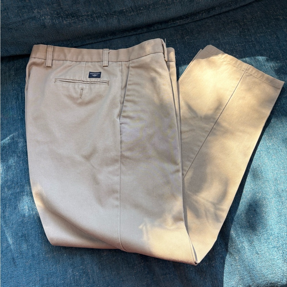 Dockers Men's Khaki Slacks Individual Fit Waistband 34/32
